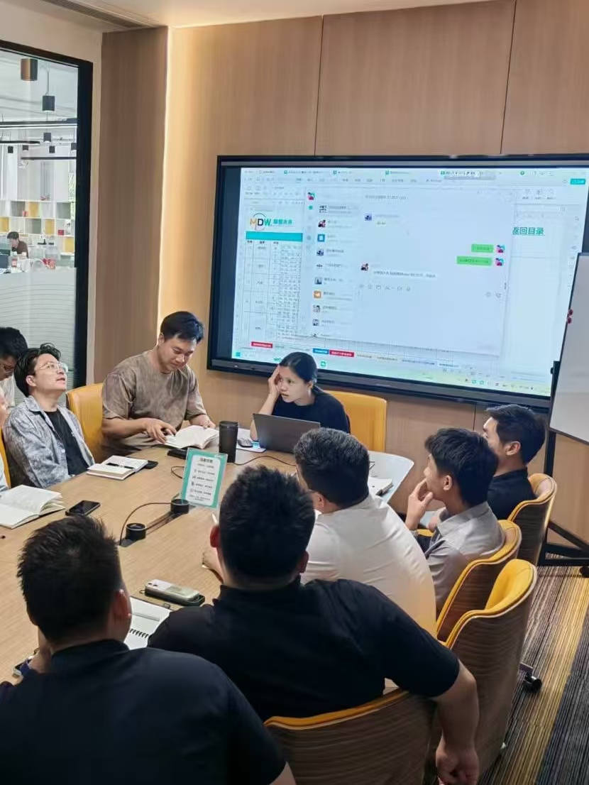 摩登未来运营团队核对运输资料
